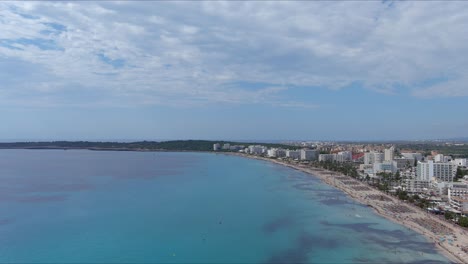 Mallorca:-Vista-Aérea-De-La-Ciudad-Turística-De-Son-Servera-En-La-Isla-De-Mallorca,-España,-Europa-|-Seguir-La-Playa