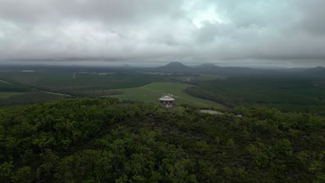 Aussichtspunkt-Und-Feuerturm-Am-Wild-Horse-Mountain-Mit-Herrlicher-Aussicht-Auf-Die-Glass-House-Mountain-Range