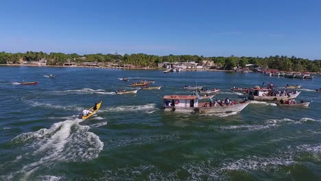 toma aérea de un grupo de barcos navegando en la bahía de maracaibo