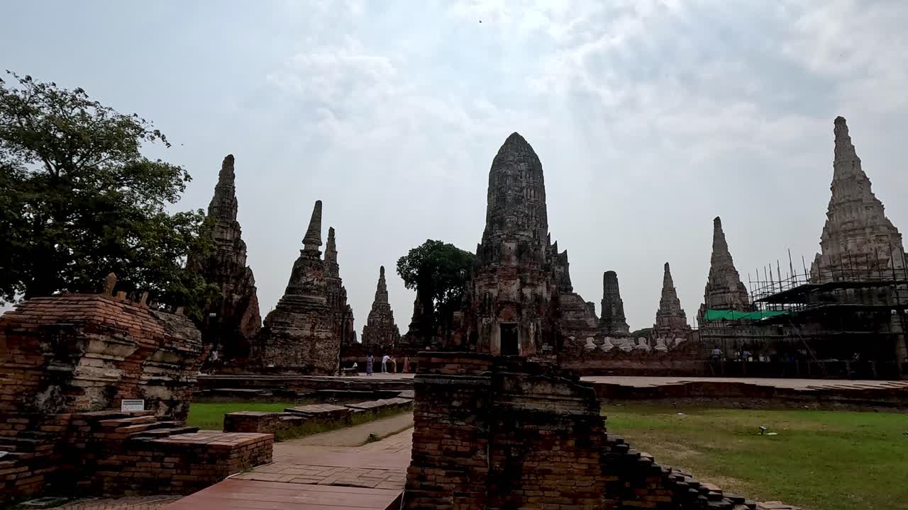 los visitantes caminan alrededor de las ruinas históricas del templo.