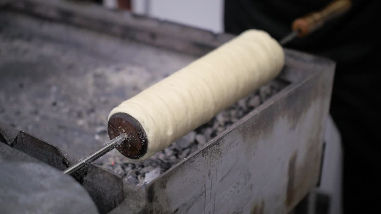 전통적인 헝가리 디저트를 닫습니다: 약한 불로 요리되는 쿠르토스칼라츠