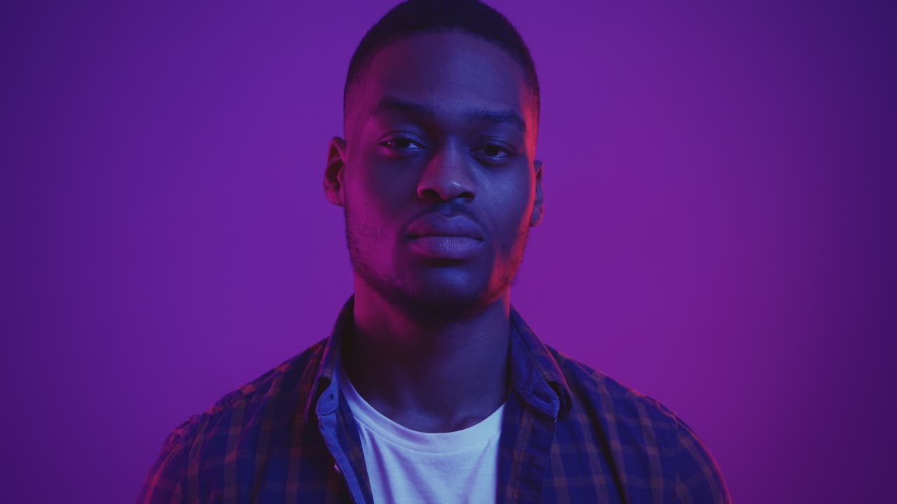 Retrato de un hombre con iluminación vibrante