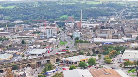 영국 허더스필드 (huddersfield) 의 철도, 도시 중심지 및 숲.