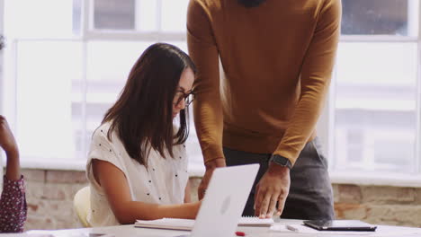 Millennial-schwarzer-Männlicher-Manager-Steht-In-Einer-Besprechung-Und-Erklärt-Einem-Kollegen-Etwas,-Nahaufnahme,-Schrägaufnahme