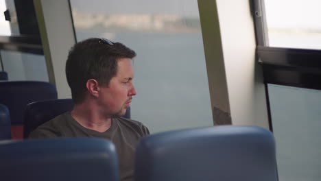 hombre mirando por la ventana de un ferry