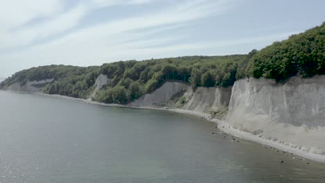 Toma-Aérea-De-Drones-De-Los-Acantilados-De-Tiza-En-Ruegen-Rügen-En-Alemania-En-Una-Hermosa-Luz-Con-Agua-De-Mar-Verde-Y-Azul,-Europa