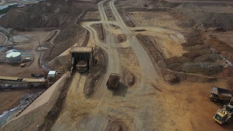 Vista-Aérea-De-Arriba-Hacia-Abajo-De-Un-Camión-Que-Transporta-Níquel-En-Una-Mina-En-Australia-Occidental