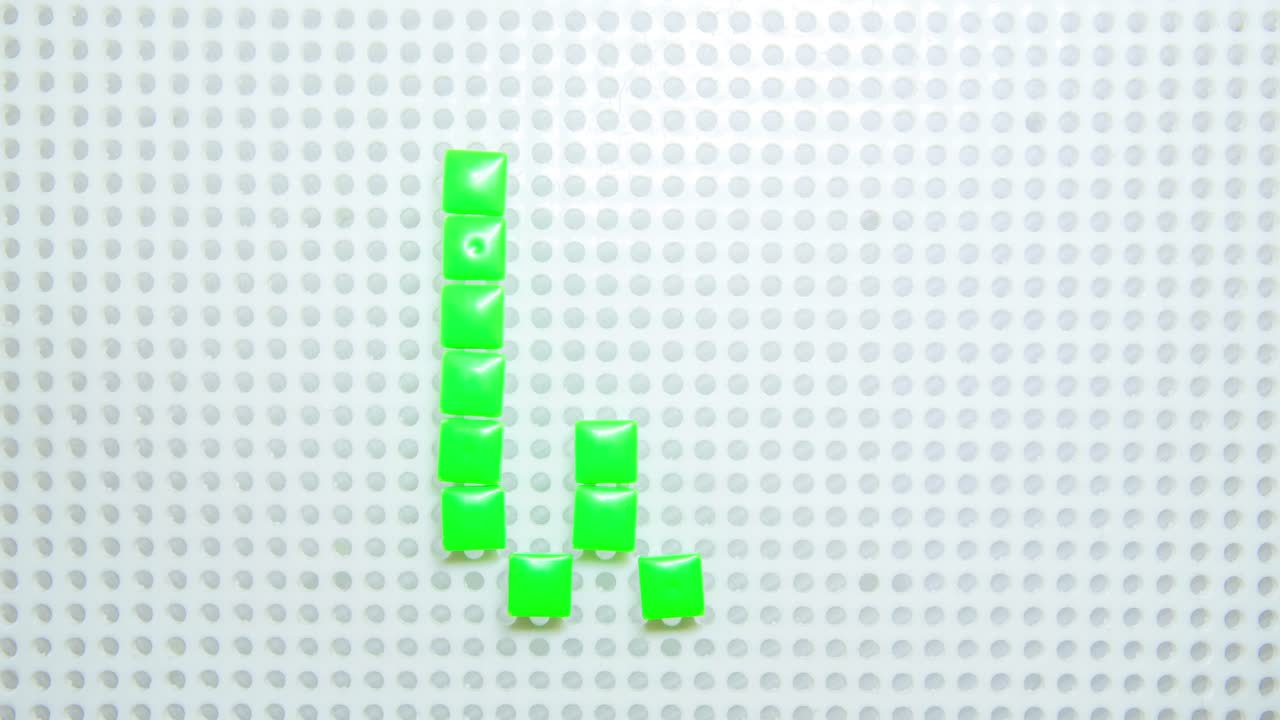어린이 장난감으로 만든 한 번에 하나의 픽셀을 생성하는 문자의 스톱 모션