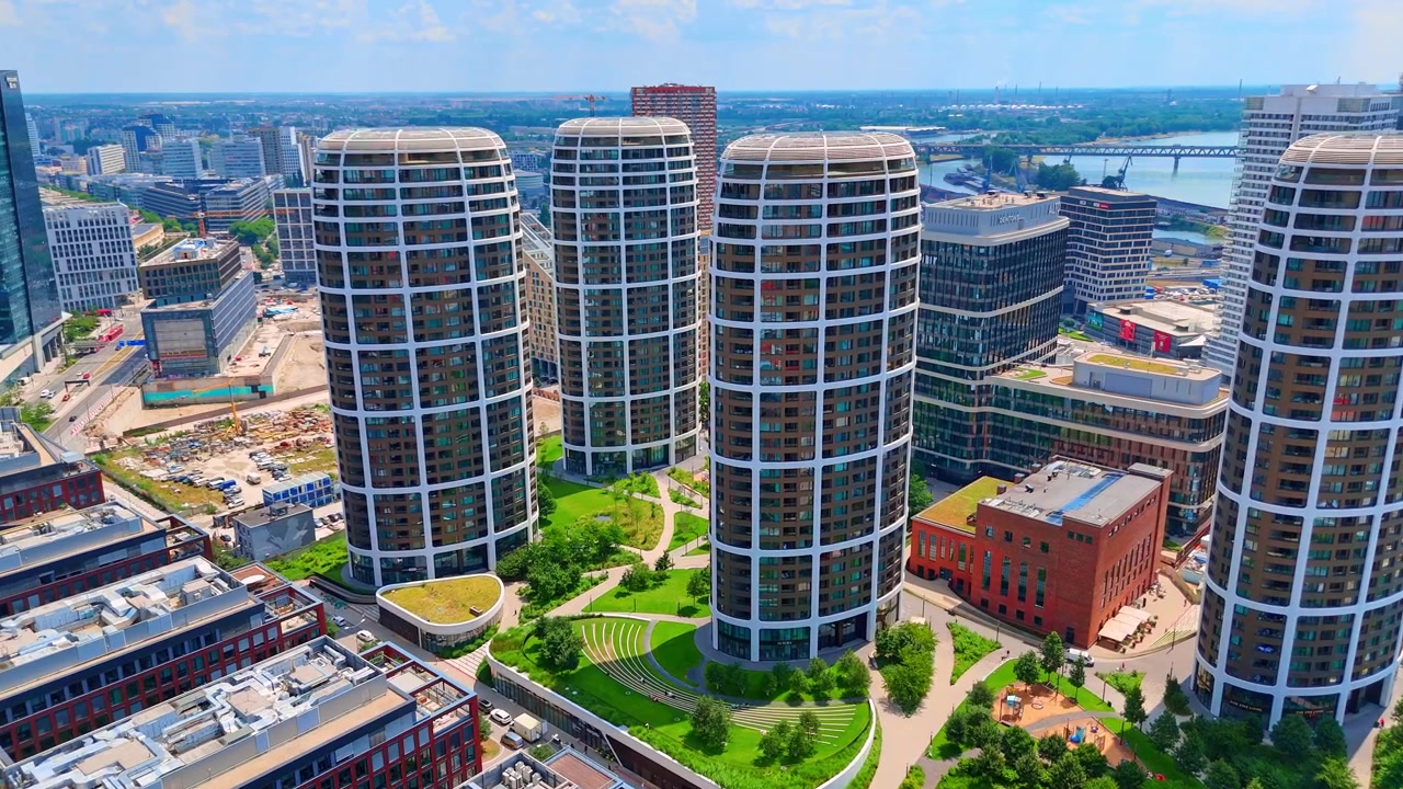 Bratislava, Slovacchia, 2 giugno 2026: Giornata luminosa nel quartiere dei grattacieli Sky Park, Bratislava, Slovacchia. Ampia inquadratura che mostra alte strutture aziendali e parchi ricreativi verdi