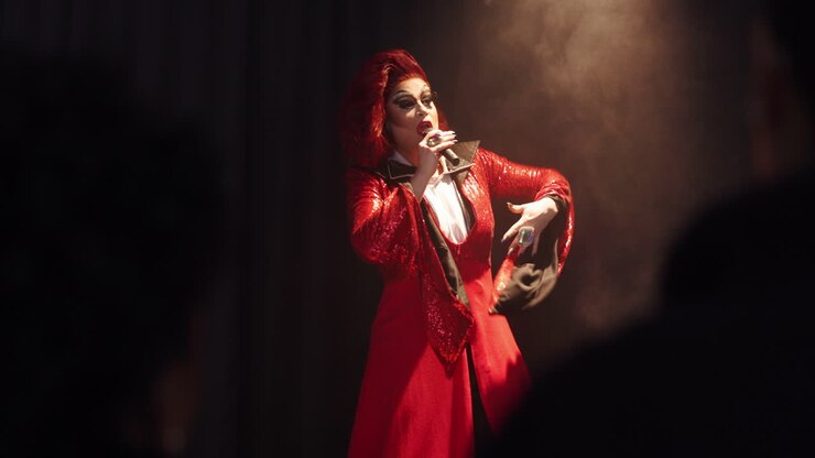 Drag queen che si esibisce sul palco