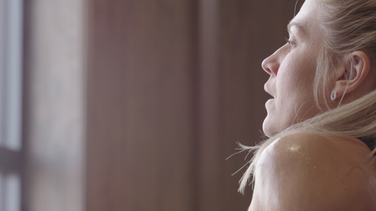 influyente de fitness rubia sueca sudor después de un entrenamiento extenuante, primer plano