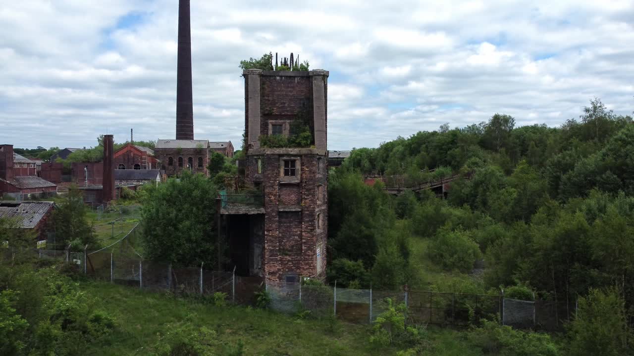 abandonado chatterley whitfield mina de carbón cubierto museo industrial edificios vista aérea órbita baja izquierda