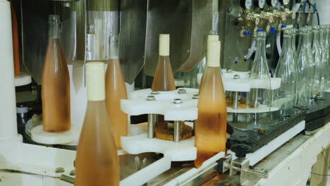 Mit-Korkstopfen-Verschlossene-Weinflaschen-Bewegen-Sich-Entlang-Des-Förderbandes-Ansicht-Von-Oben