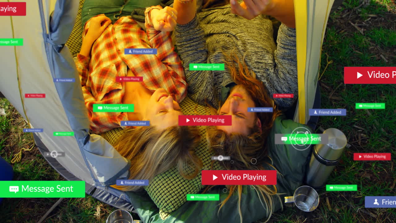 텐트에서 캠핑하는 행복한 백인 커플에 대한 소셜 미디어 알림의 애니메이션