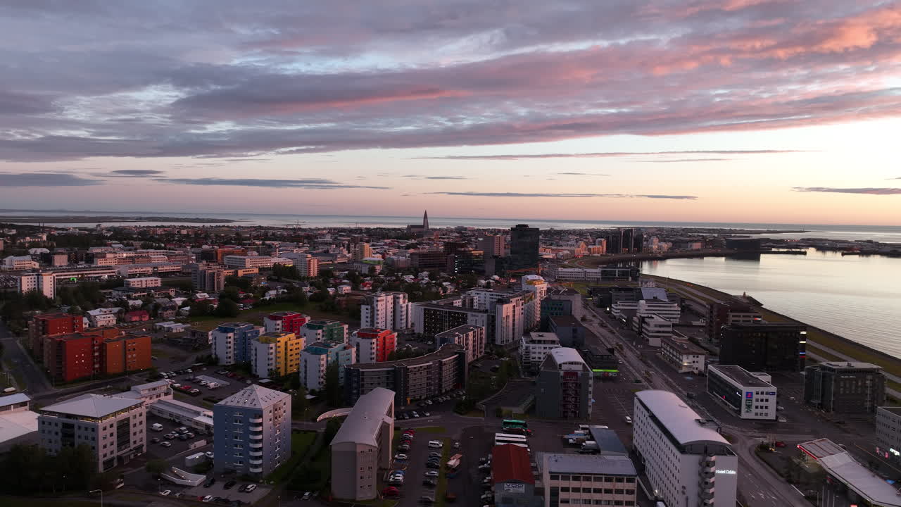 puesta de sol sobre reykjavik, la capital de islandia, fotografía aérea sobre el área residencial