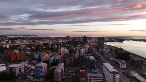 Puesta-De-Sol-Sobre-Rekjavik,-Capital-Islandesa,-Toma-Aérea-Sobre-Zona-Residencial