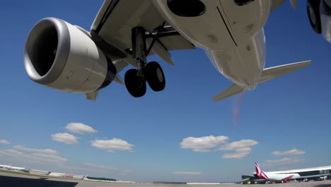 aterrizaje de un avión en un aeropuerto