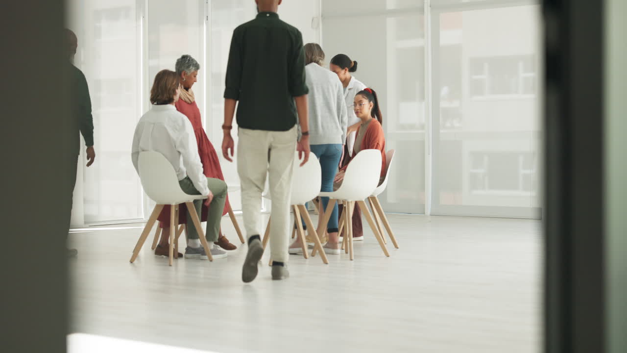 comenzar, grupo o personas en círculo para la terapia