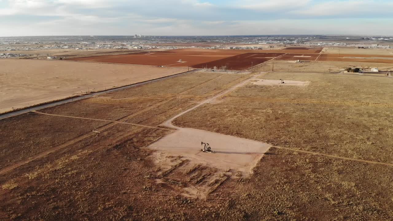 미들랜드 도시 바로 외곽에 위치한 텍사스에는 펌프 잭 필드가 있습니다.