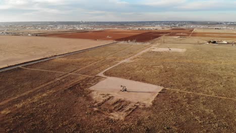 ubicado a las afueras de la ciudad de midland, texas, solo hay campos de pumpjacks