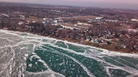 Paneo-A-La-Izquierda-A-Lo-Largo-De-La-Costa-En-Kingsville,-Ontario-Para-Revelar-El-Lago-Congelado-Alrededor-Del-Muelle