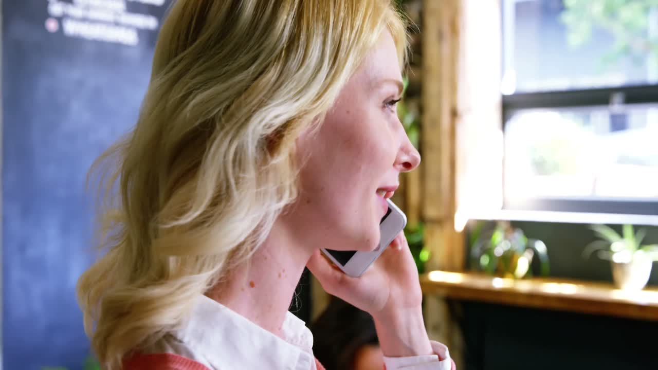 휴대 전화 로 이야기 하는 아름다운 여자