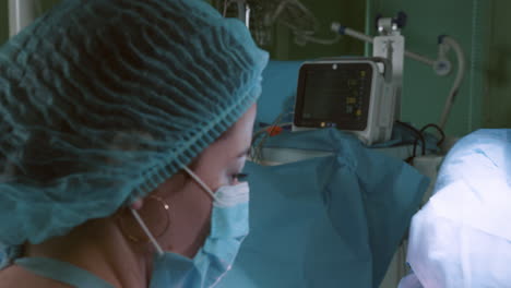 procedimiento quirúrgico en la sala de operaciones