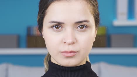 Primer-Plano-De-Una-Mujer-Joven-Con-Ojos-Marrones-Mirando-A-La-Cámara.