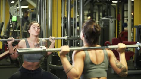 mujer levantando pesas en el gimnasio