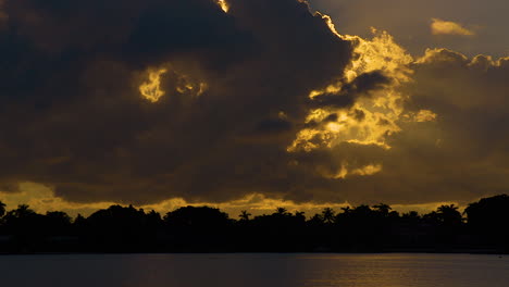 las nubes oscuras se mueven lentamente antes del sol dorado de la mañana en el sur de florida, u