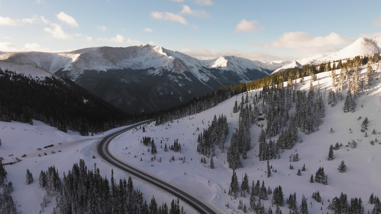 vistas aéreas de caminos sinuosos en las montañas rocosas de colorado
