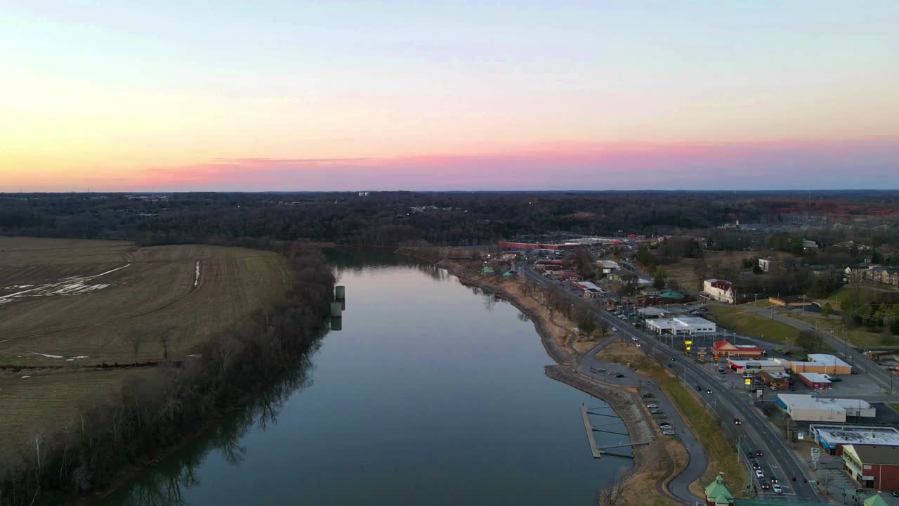 lapso de tiempo de paseo junto al río en clarksville tennessee, a lo largo del río cumberland