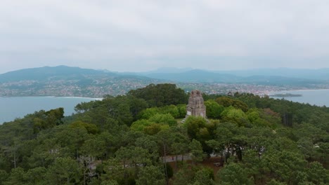 drone volando sobre el bosque salvaje hacia patos y panjon, vigo, galicia, españa