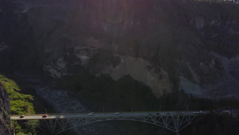 Luftdrohne-Fliegt-über-Eine-Canyon-Schlucht-Mit-Einer-Brücke-Der-Gelenke,-Die-Den-Chambo-Fluss-überquert