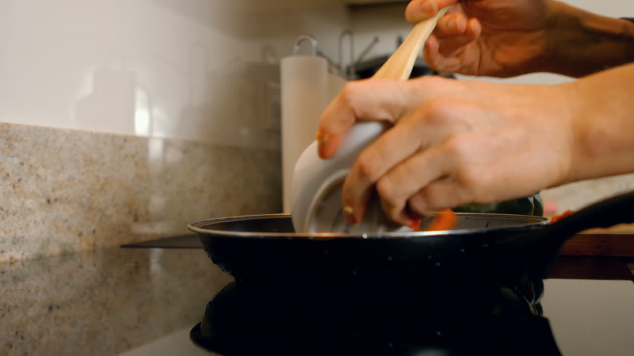 mujer cocinando pimentón