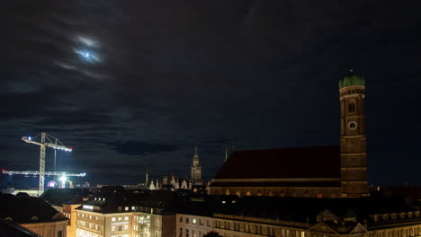 el lapso de tiempo nocturno aéreo de munich marienplatz