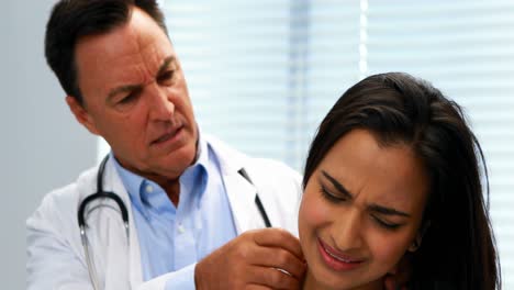 médico que examina el cuello de las pacientes femeninas