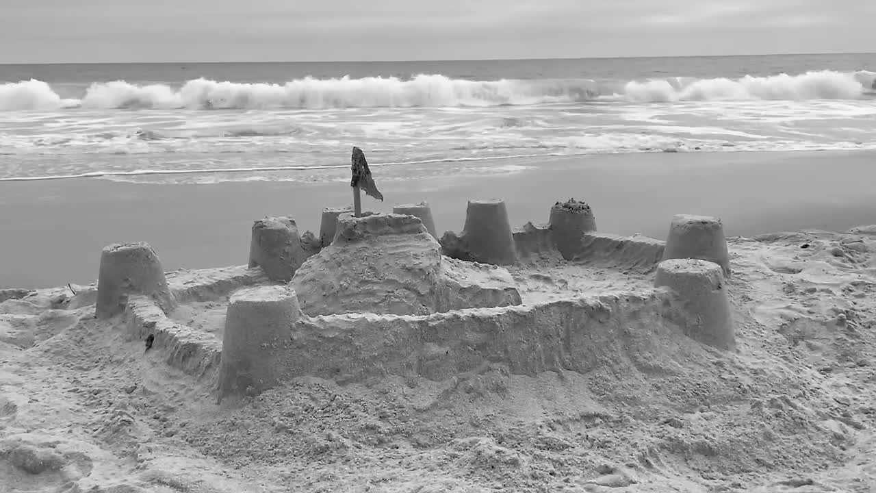 가족 해변 휴가에 모래성