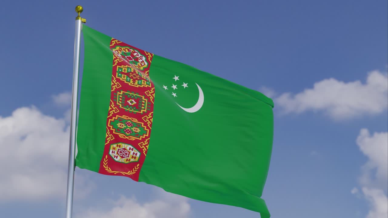 bandera de turkmenistán moviéndose en el viento con un cielo azul claro en el fondo, nubes moviéndose lentamente, asta de la bandera, cámara lenta