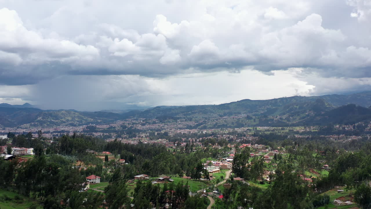 Veduta aerea della città di Cuenca con vista sulle montagne di giorno, nella provincia di Azuay, Ecuador