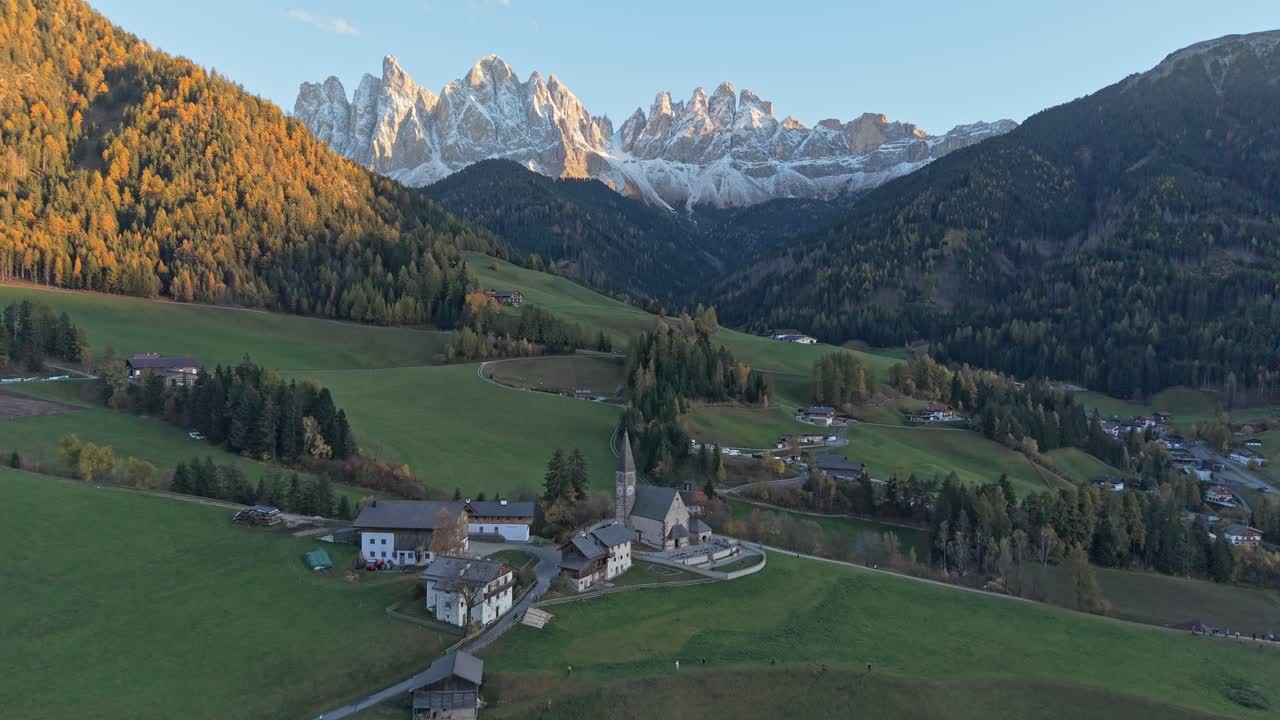 Santa Maddalena Kirke set ovenfra i Val di Funes, Nordlige Dolomitter.
