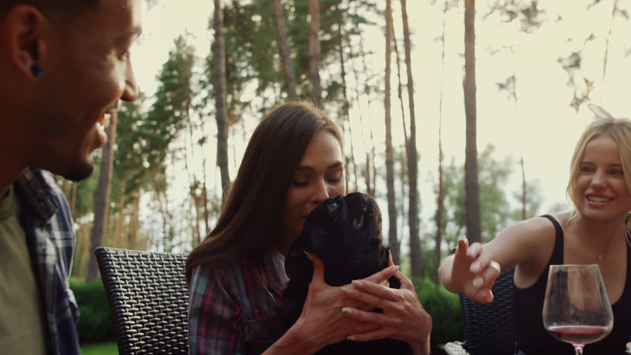 바에서 bbq 파티를 즐기는 즐거운 사람들