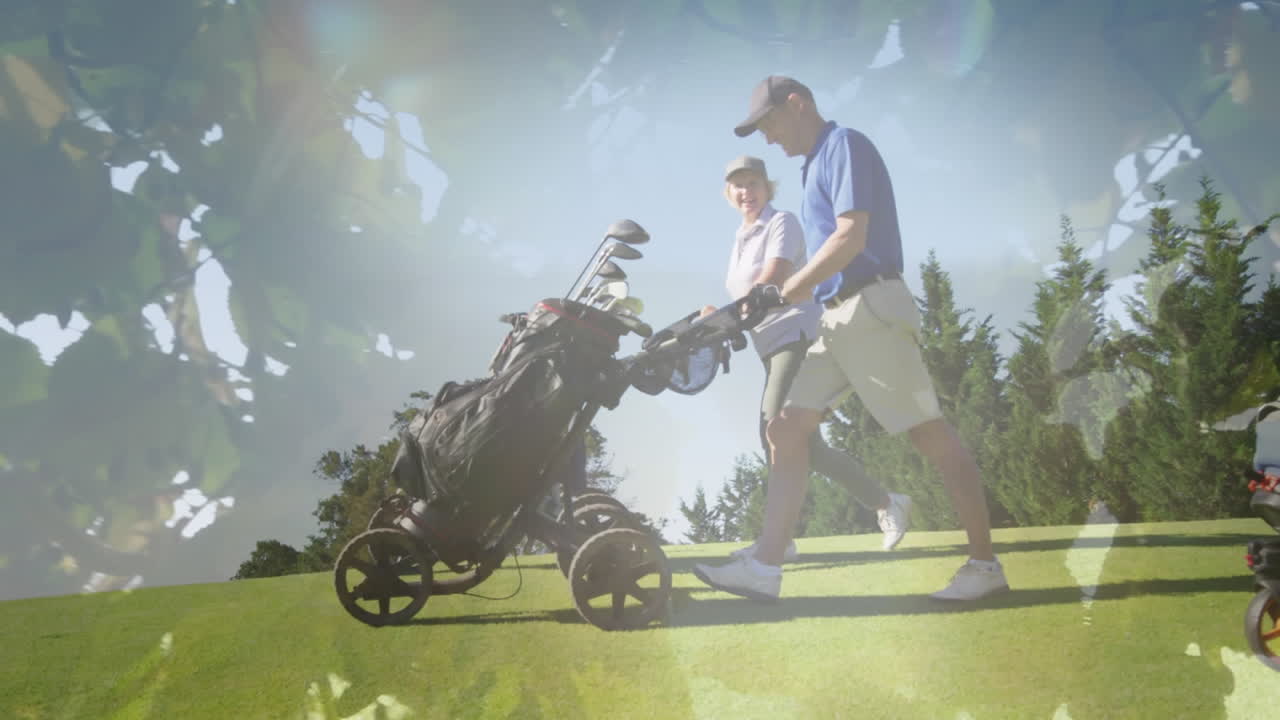 골프 코스에서 골프를 하는 고위 백인 커플 위에 있는 나무들의 애니메이션