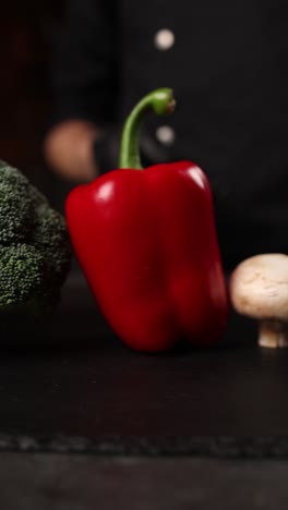 chef preparando verduras