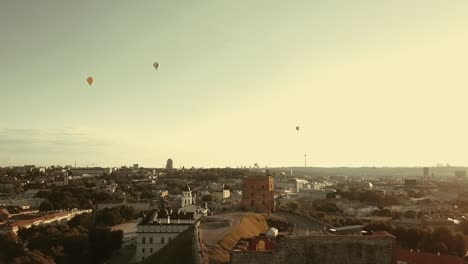 Vista-Aérea-De-Globos-Aerostáticos-En-El-Cielo-Sobre-La-Torre-Del-Castillo-De-Gediminas-Y-El-Centro-De-La-Ciudad