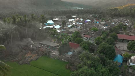 Ein-Kleines-Erdbeben-Erschütterte-Ein-Dorf-Auf-Der-Insel-Lombok-In-Indonesien