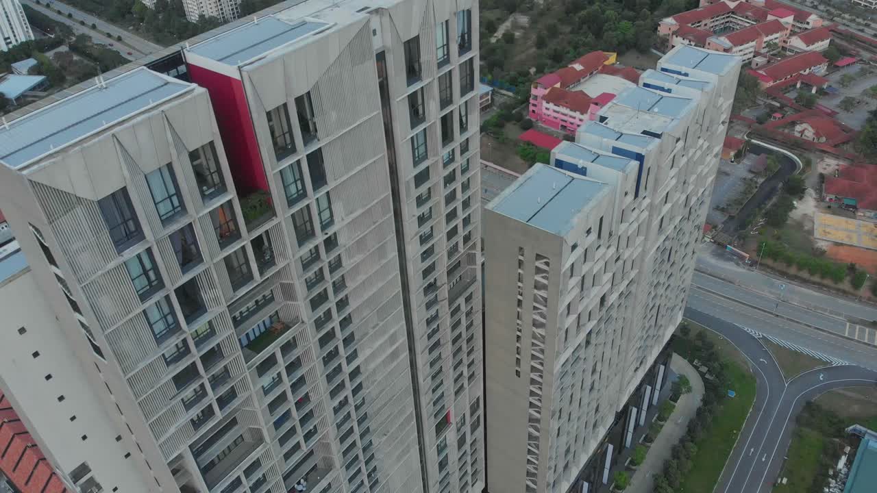 Luftfoto af lejlighedsbygninger der skinner i solopgangens lys i Cyberjaya, Malaysia