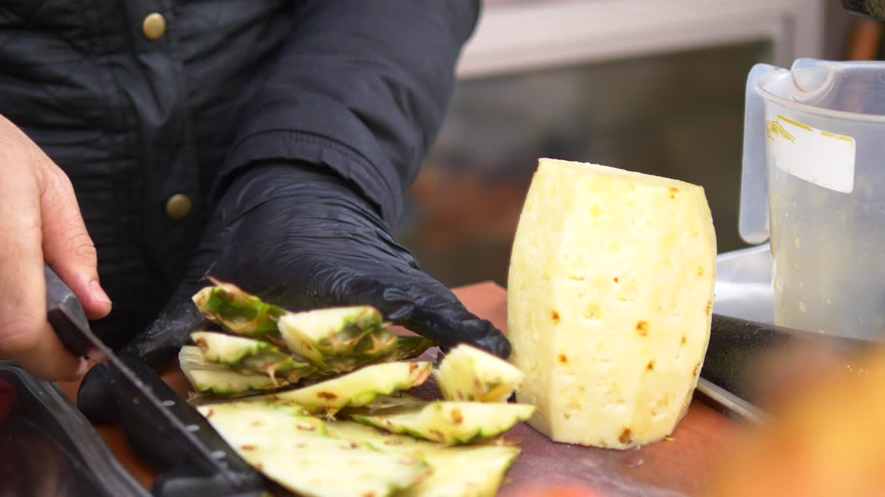 persona que corta la piña