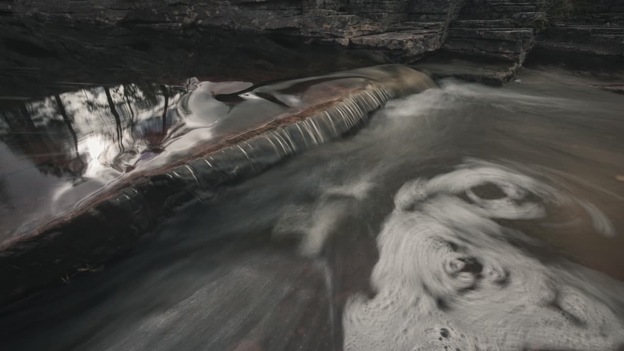video de lapso de tiempo del río de montaña y pequeña cascada y espuma de agua