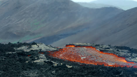 primer plano de la lava que fluye durante la erupción volcánica fagradalsfjall en islandia